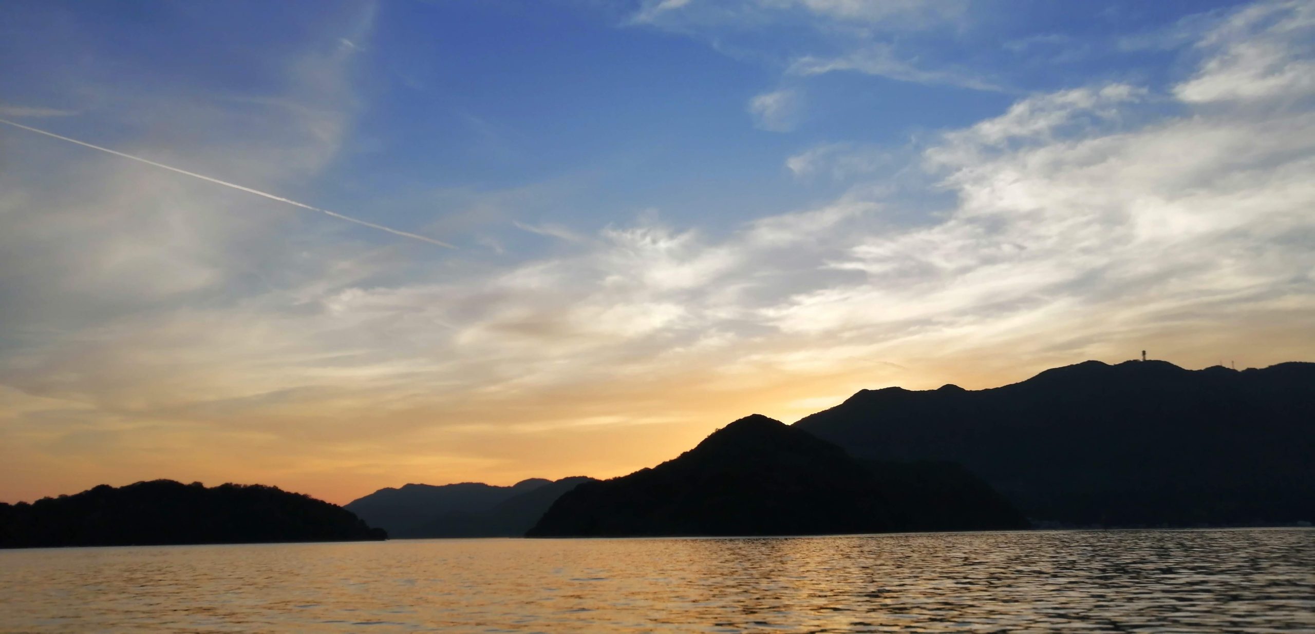 秋の舞鶴港内をボートで散策しました